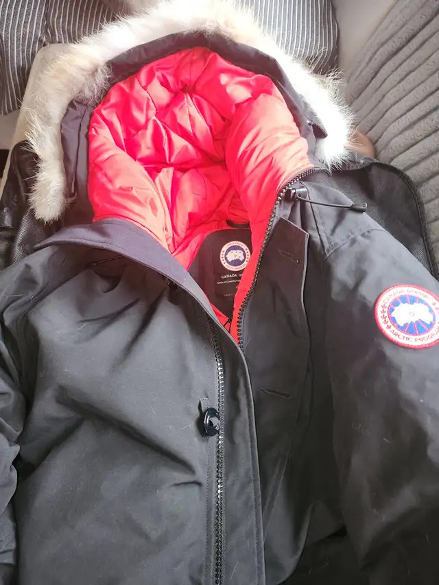 Canada Goose XL Parka Jacket Toronto Raptors Edition in Men's in City of Toronto - Image 2