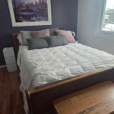 Beautiful solid oak bedroom set. Gently used. Was a high quality Palliser set from Sears and origina...