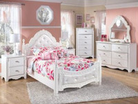 Ashley Exquisite Full Poster Bed, Dresser Mirror & 1 Night Stand