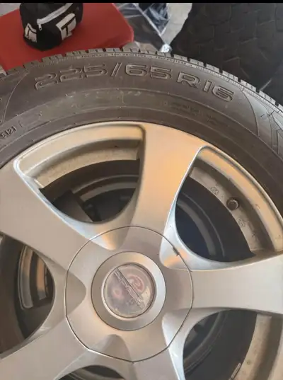 All season tires in excellent conditions. Only used for 6 months. Very low kms 225/65 R16