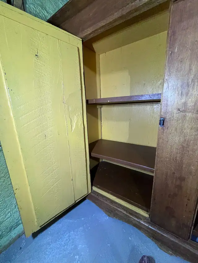 Meuble antique 2 portes avec 3 tablettes in Hutches & Display Cabinets in Sherbrooke - Image 6