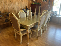 Beautiful Gold Oak Dinning Table W/6 Chairs