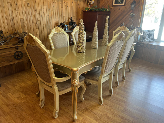 Beautiful Gold Oak Dinning Table W/6 Chairs in Dining Tables & Sets in Edmonton