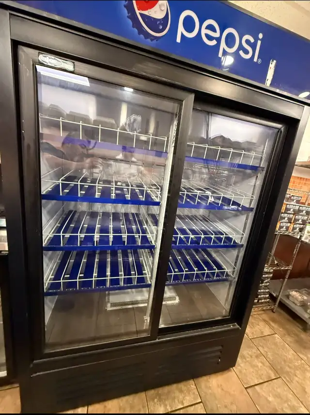 Frigo/Fridge/Réfrigérateur commercial double porte. in Other in Laurentides - Image 3