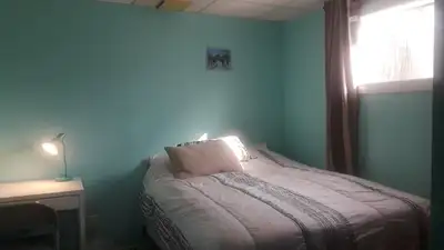 Private room near airport coop students