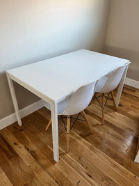 Table / Desk & Chairs 
