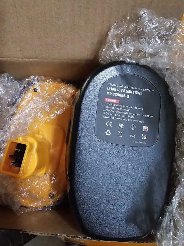 dewalt battery in Power Tools in Oakville / Halton Region - Image 3