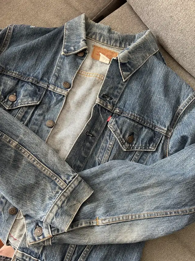 Vintage Levi's made in USA trucker jacket type III men's 80s in Men's in City of Toronto - Image 8
