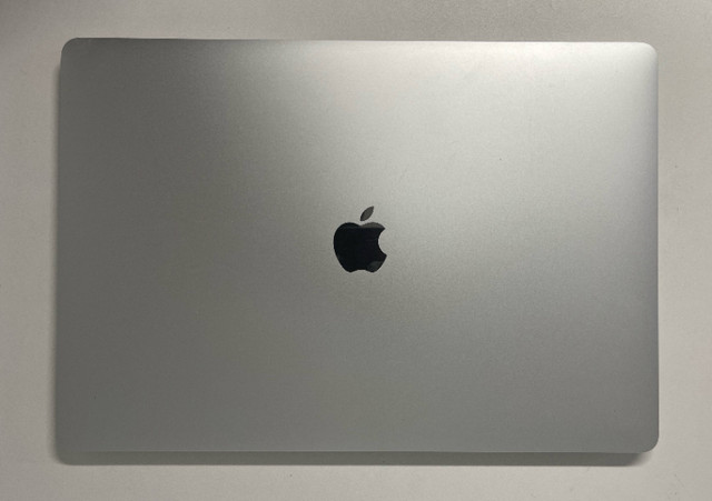 MacBook Pro (15-inch,  TouchBar,    2016) (i7, 16GB, 512GB) in Laptops in City of Montréal - Image 2