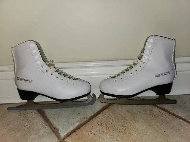 WINNWELL ladies figure skates US size 5 (EU 35-36) in Skates & Blades in Markham / York Region - Image 3
