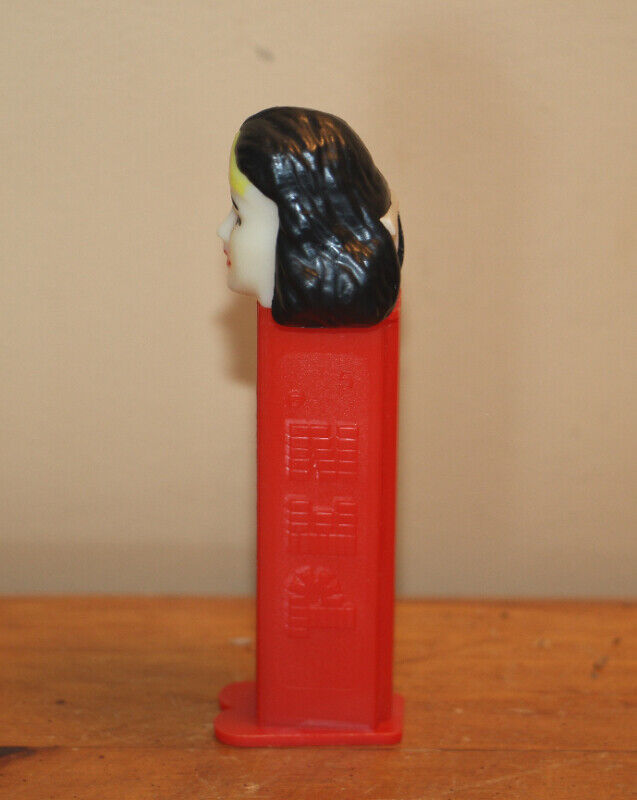 Vintage Wonder Woman Pez in Arts & Collectibles in London - Image 2