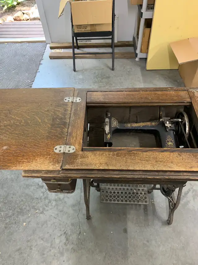Sewing machine Raymond ! in Other in Saskatoon - Image 5