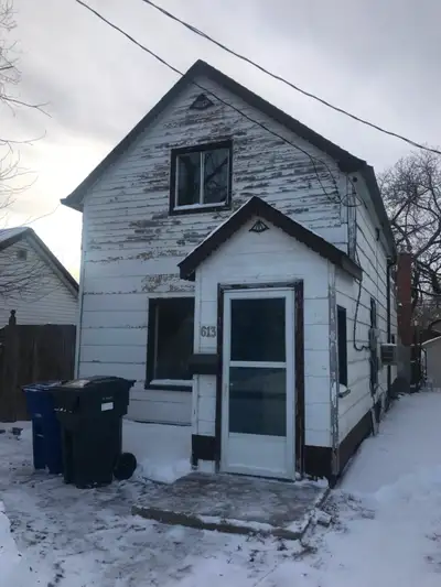 located in Weyburn on Signal Hill, near the former grounds of Souris School, single family home, 2 b...