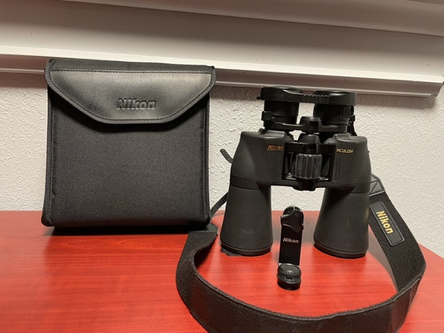 Nikon Aculon ZOOM binoculars 10x50 10x22-50 with case in Cameras & Camcorders in Sudbury