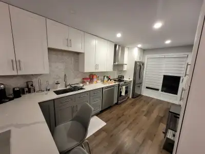 Appartement complètement rénové situé à Anjou comprenant RDC et sous-sol à quelques minutes de march...
