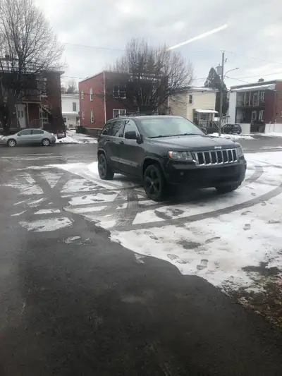 Beau Jeep Grand Cherokee 2011 185km Va extrêmement bien! V6 3.6 Tres propre Vient sur mags 20po d’or...