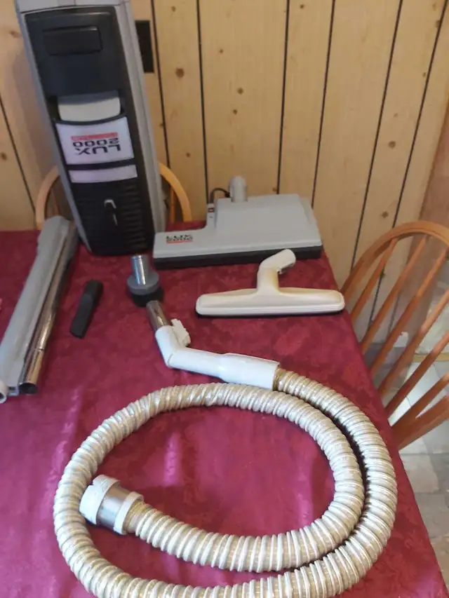 ELECTROLUX VACUUM CLEANER 2000 MODEL WITH A 2 YEAR WARRANTY  in Vacuums in Moncton - Image 2