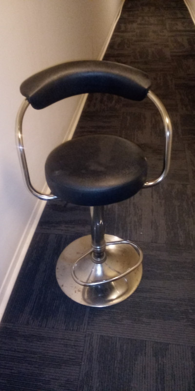 Bar Stool For Sale in Chairs & Recliners in Renfrew - Image 2