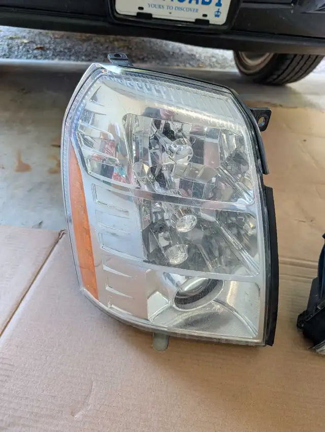 Cadillac Escalade base model headlights63804762304643122