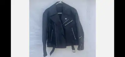 Get the perfect vintage look with this black leather biker jacket. Made with high-quality leather fo...