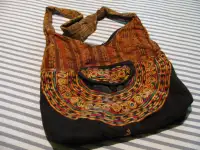 Sac style besace avec broderie