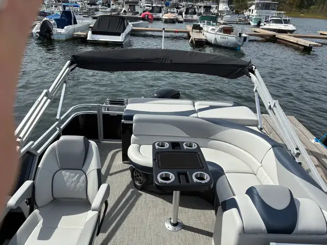 Legend Pontoon Q-Series in Powerboats & Motorboats in Barrie - Image 10