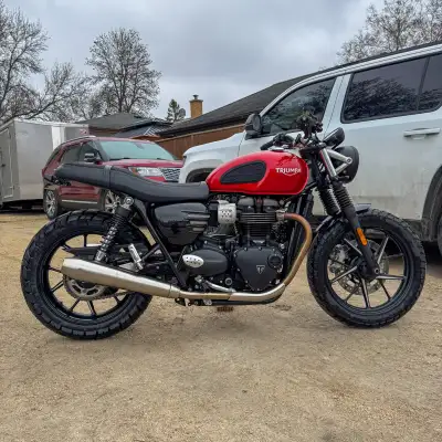 **Free Delivery In Winnipeg & Surrounding Area** I have for sale a beautiful 2021 Triumph Street Twi...