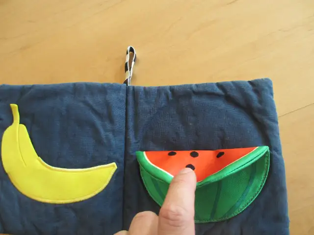 Magnifique livre en tissu avec textures pour bébé (T65) in Toys in City of Montréal - Image 3