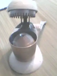 Extracteur de jus agrume et aussi raisins , ancien modèle ( Années 1960-70 ) en fer blanc avec gross...