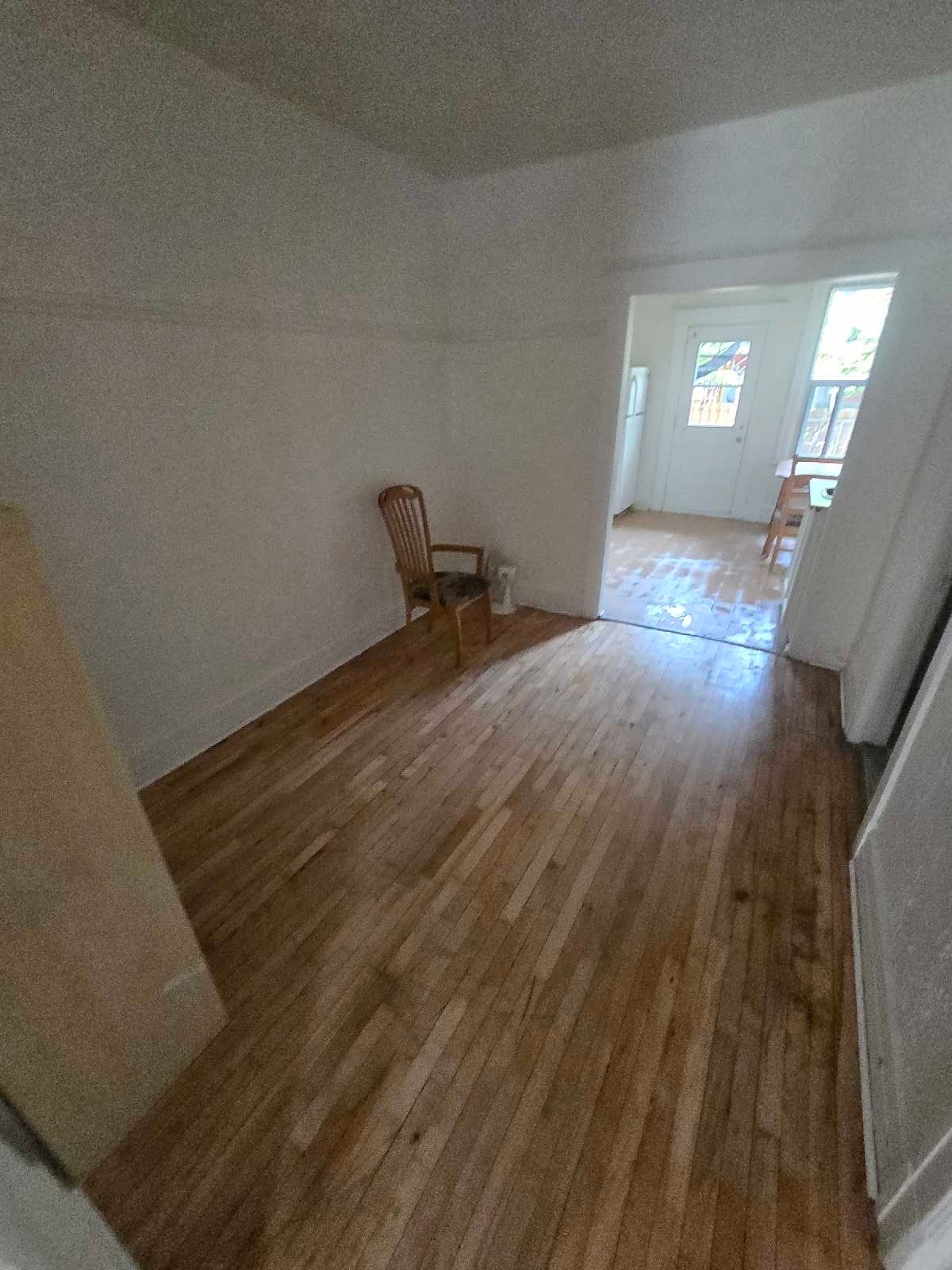 5 1/2 by Verdun metro, Ground floor, Parking — photo 2