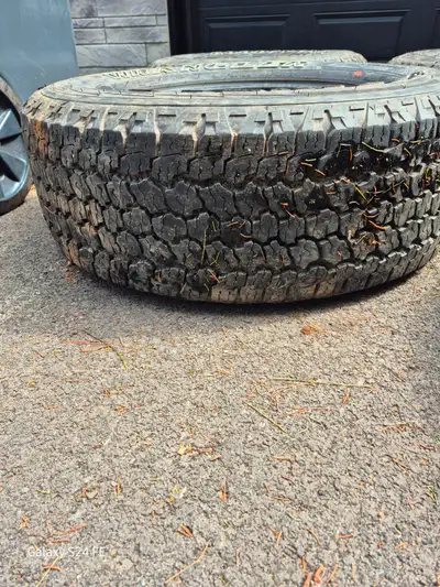 4 pneus wrangler Goodyear en bon état 14/32 15/32