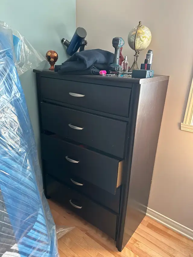 *Vente Rapide*  Lit  + table de chevet + commode 5 tiroirs. in Beds & Mattresses in Laval / North Shore - Image 4
