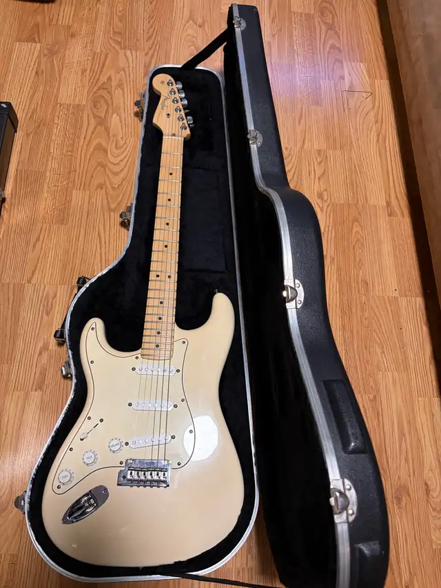 Fender American Standard Stratocaster 2007 Left handed / lefty in Guitars in St. Albert - Image 4