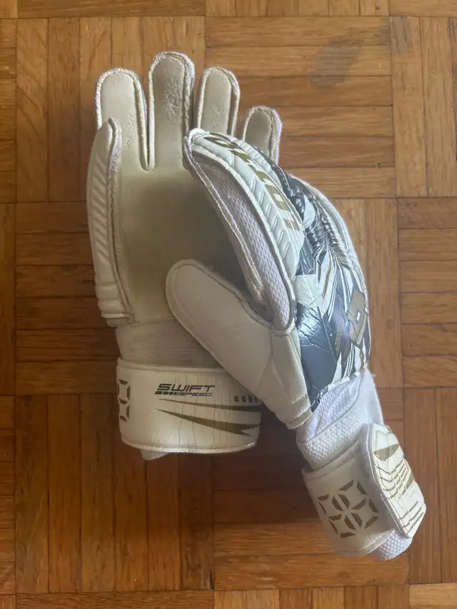 used soccer goalie gloves ( age 5–9 ) in Soccer in Mississauga / Peel Region - Image 3