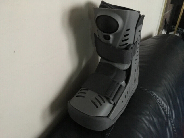 OSSUR AIR SHORT WALKING BOOT. in Health & Special Needs in Bedford