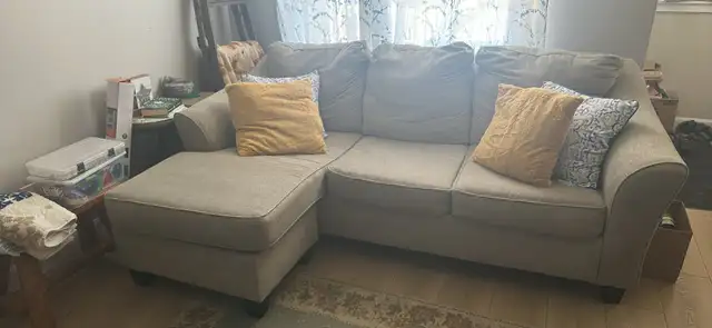 sectional couch  in Couches & Futons in Belleville - Image 3