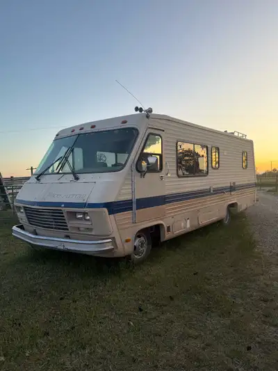 Pace Arrow Only 133,000km Runs and drives good! Kitchen, separate bed, nice audio system. Able live...