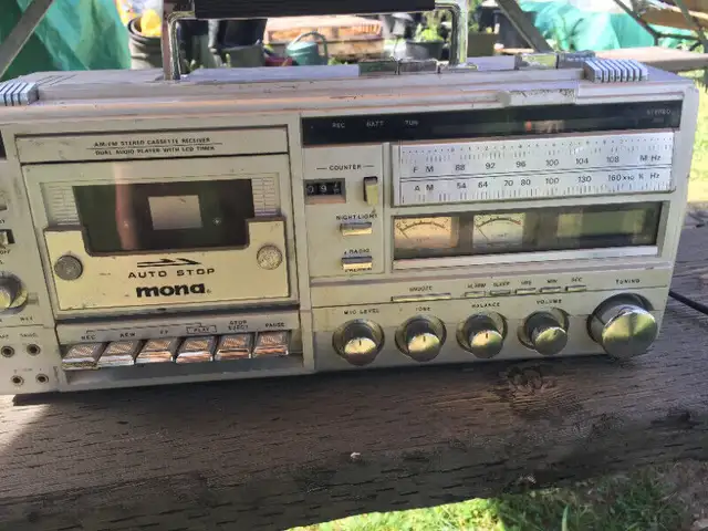 Various vintage portable radios in General Electronics in Oshawa / Durham Region - Image 8