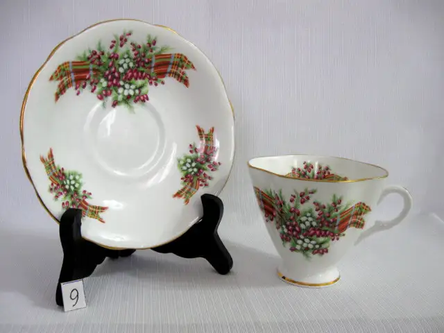 ENSEMBLE DE TASSES/SOUCOUPES PORCELAINE ANGLAISE VOTRE CHOIX. in Arts & Collectibles in West Island - Image 8