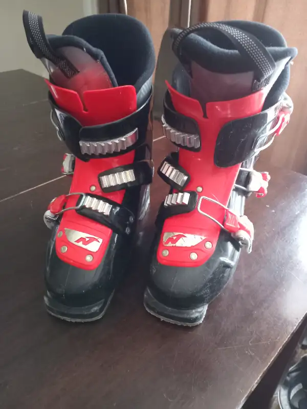 Nordica ski boots 275mm. size6 youth about in Ski in Oshawa / Durham Region - Image 4