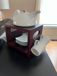 Tea pot and 4 cups and warmer