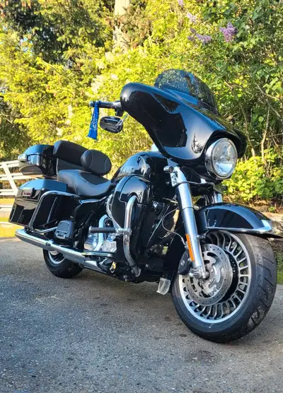 LIKE NEW CONDITION with only 15,000kms, barely broken in 96cu in, 6spd is all orig bone stock UNMOLE...