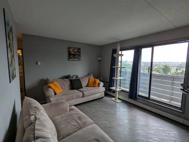 Kensington Apartment - Next to C-Train - Great for Students!