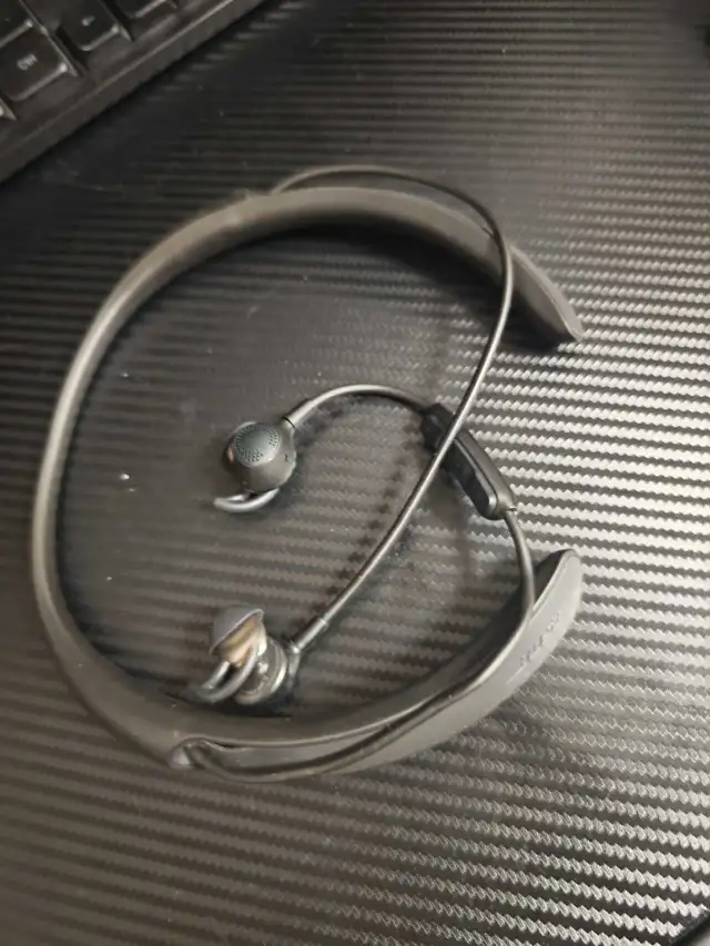 Bose Soundwear Companion in Headphones in Markham / York Region - Image 2