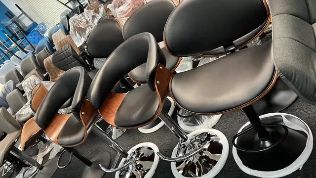 lots of bar stools in Chairs & Recliners in Markham / York Region - Image 4
