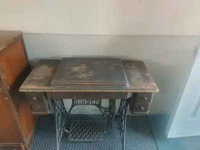 meuble de machine a coudre antique Singer 40.00$