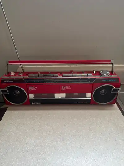 Vintage Sanyo Radio/cassette player cassette player stopped working recently. might be fixable radio...
