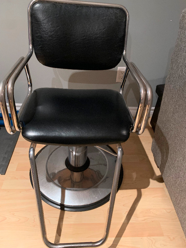Hairdresser chair in Multi-item in Moncton