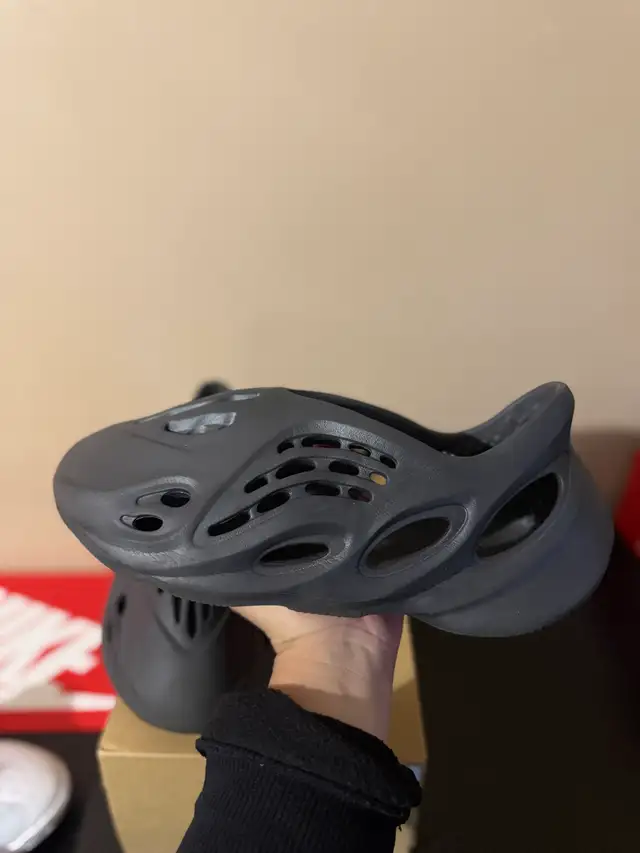 Yeezy Adidas Foam Runner “Onyx” - Size 12 Mens (Used) in Men's Shoes in Ottawa - Image 3