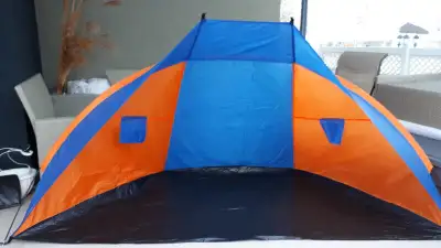 ÉCRAN PARE-SOLEIL SPORT AVEC FOND EN TOILE. MONTAGE RAPIDE ET LÉGER COMME NEUF AVEC SAC DE RANGEMENT...